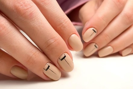 Легкий манікюр на літо 2021