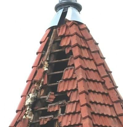 В Черновцах молния сегодня ударила в шпиль детской больницы В Черновцах молния сегодня ударила в шпиль детской больницы