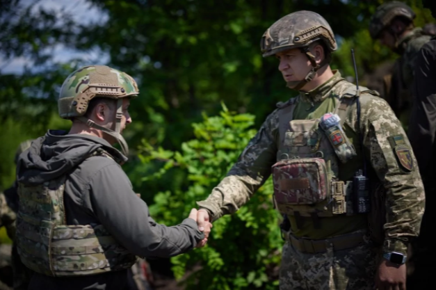 Зеленський на передовій пообідав у солдатській їдільні та вручив подарунки Зеленський на передовій пообідав у солдатській їдільні та вручив подарунки