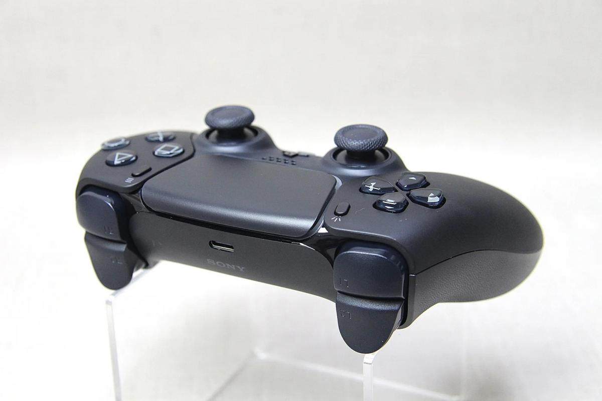 У Мережі з'явилися реальні фото контролерів DualSense в червоному і чорному кольорах