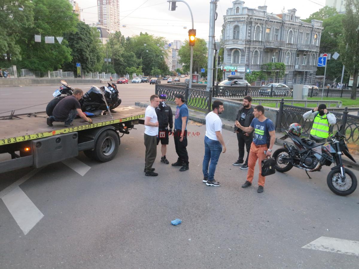 В Киеве на дороге не разминулись таксист и мотоциклист