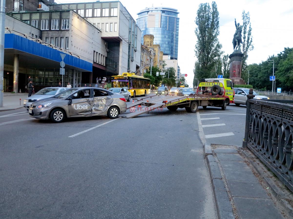 В Киеве на дороге не разминулись таксист и мотоциклист