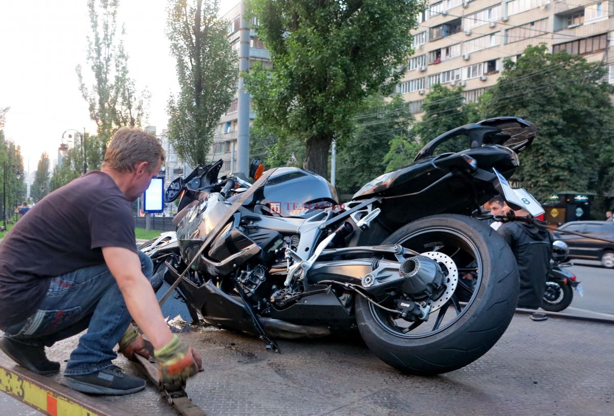 В Киеве на дороге не разминулись таксист и мотоциклист