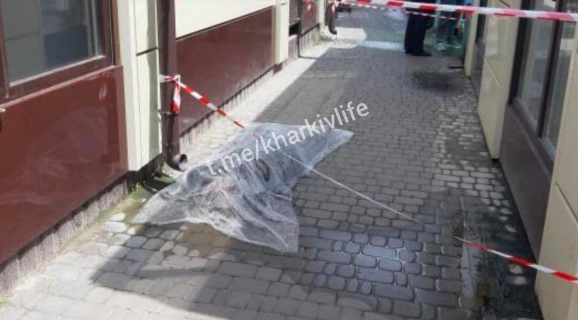 Лежала в калюжі крові: у Харкові посеред дороги померла жінка через швидку, яка довго їхала Лежала в калюжі крові: у Харкові посеред дороги померла жінка через швидку, яка довго їхала