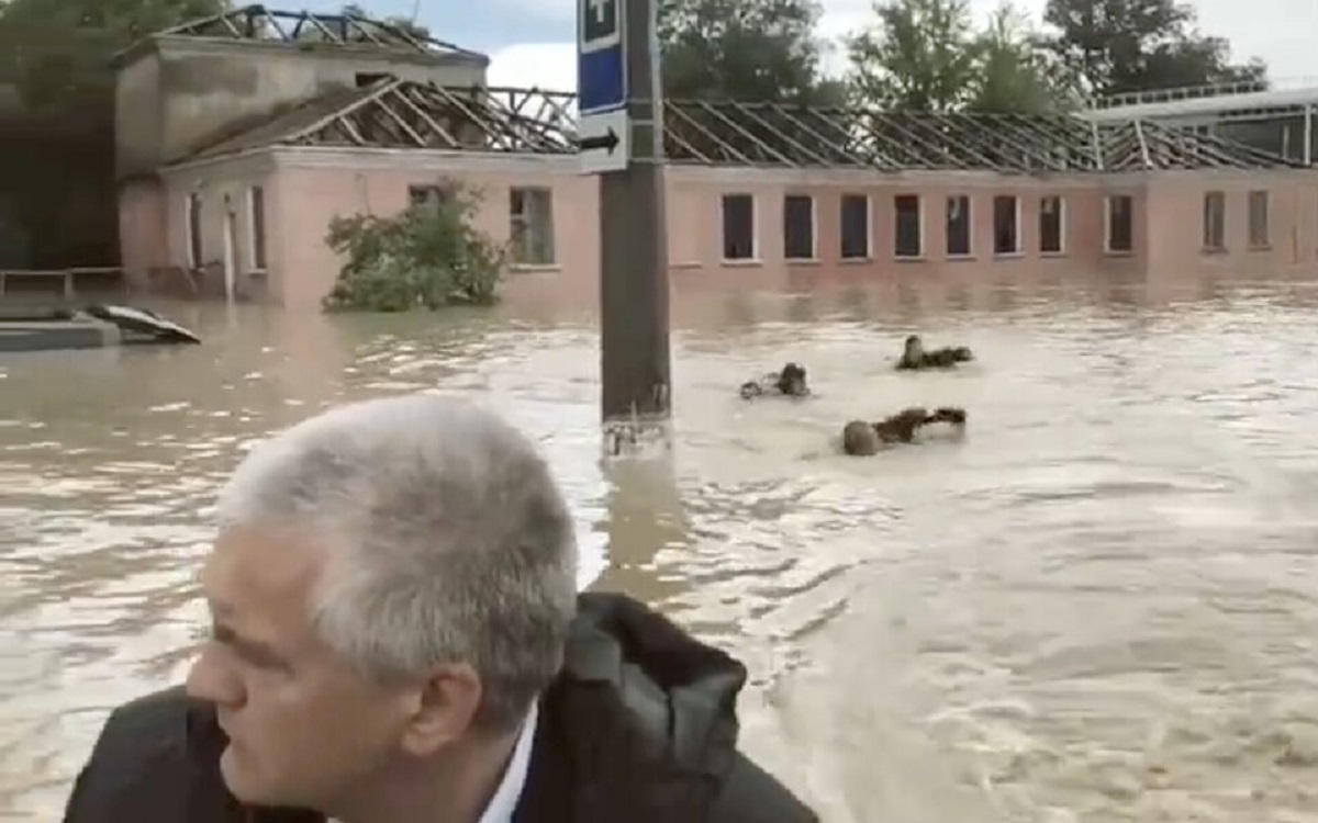 "Идиотизм года": Аксенов в Керчи прокатился на лодке, пока люди добирались до больницы вплавь