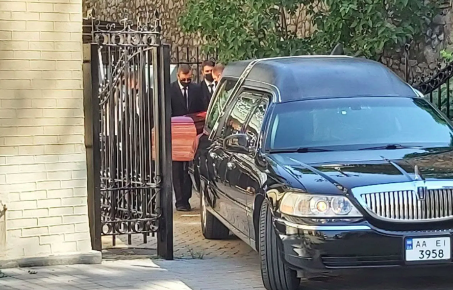 Труну Чапкіса привезли на церемонію прощання