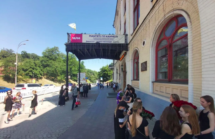 Труну Чапкіса привезли на церемонію прощання