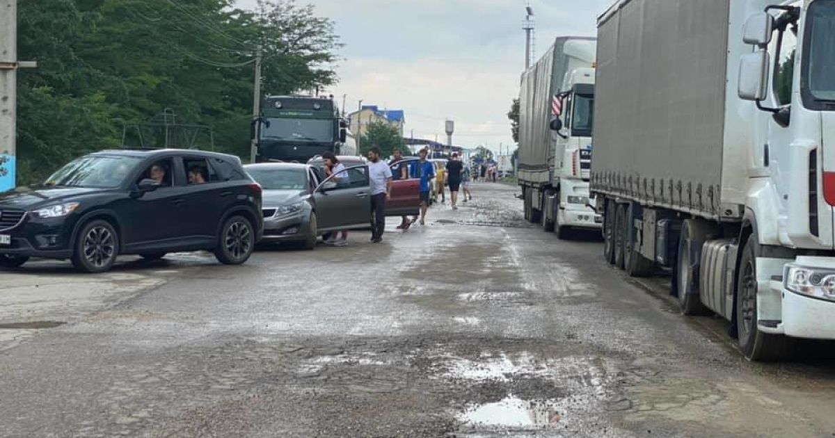 На границе с Румынией перед матчем в Бухаресте застряли сотни авто с фанатами сборной