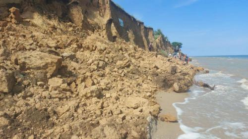 НП у Одеській області: у селі Лебедівка зійшов зсув, розпочато операцію з пошуку людей НП у Одеській області: у селі Лебедівка зійшов зсув, розпочато операцію з пошуку людей
