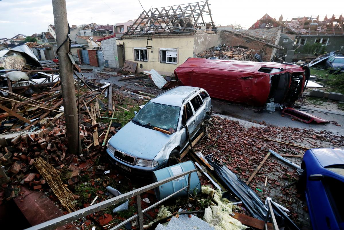 В Чехии мощнейшый торнадо сровнял с землей деревни: фото и подробности катаклизма