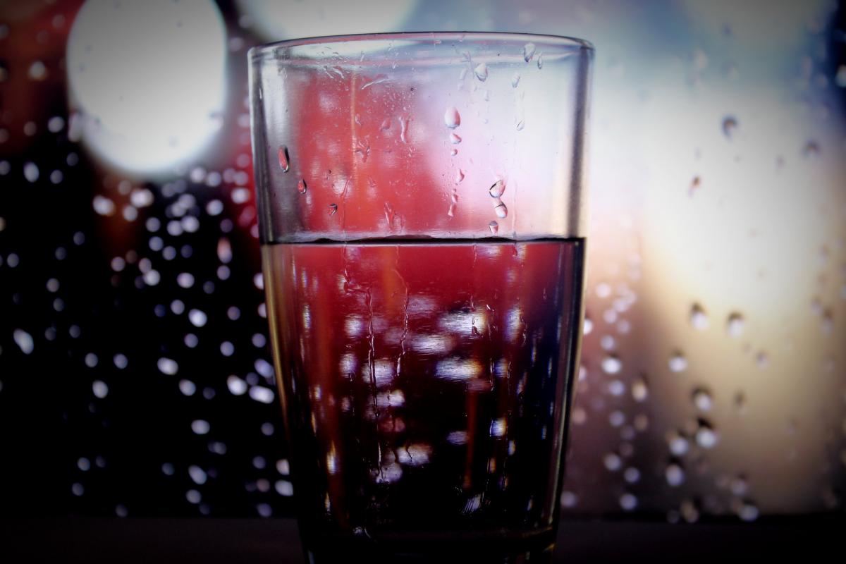 Сколько воды пить в день во время жары и что нужно есть: врач дала советы
