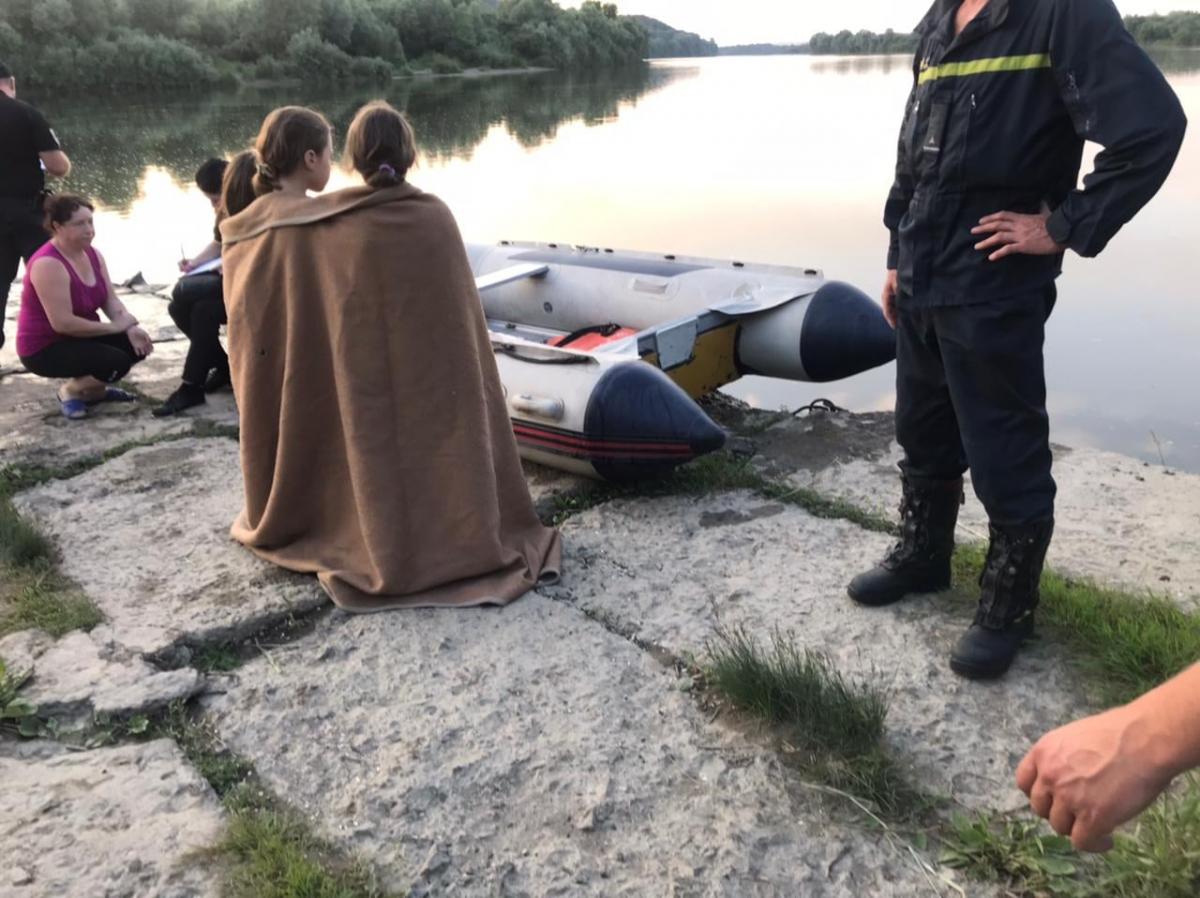 Спас троих детей: на Прикарпатье ищут отца, вытолкнувшего дочерей из воды