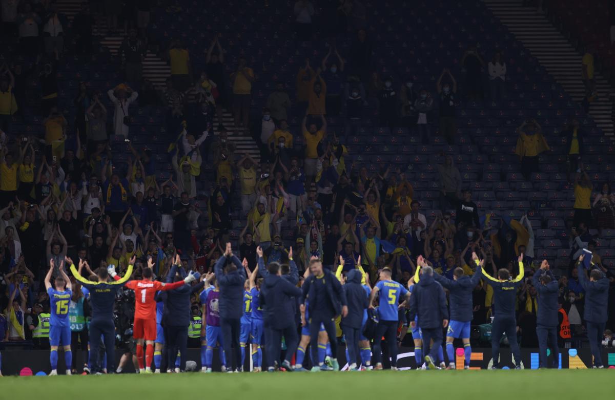 Сльози, танці в роздягальні і голий фанат на полі: як футболісти відсвяткували перемогу над Швецією