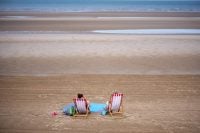 Почему не следует наносить SPF руками: врачи дали ответ