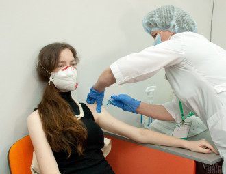 В столичный Центр массовой вакцинации образовалась очередь