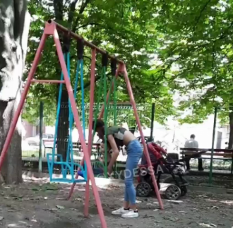 В Одессе девушка в неадекватном состоянии гуляла с ребенком