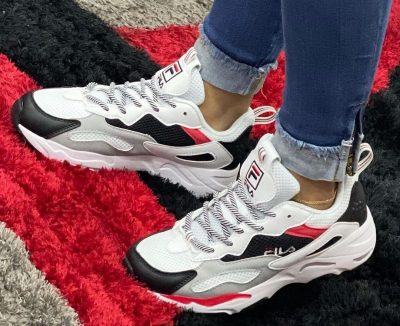 У моду на літо 2021 увійшли зручні та трохи громіздкі кросівки з 90-х, які обожнювала Леді Ді