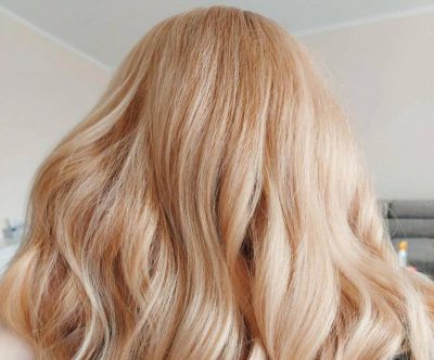 Наймодніше фарбування волосся на літо 2021: теплий блонд у стилі 60-х і французький мокко