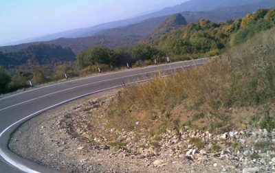 У Грузії автомобіль з туристами з Москви впав з обриву У Грузії автомобіль з туристами з Москви впав з обриву