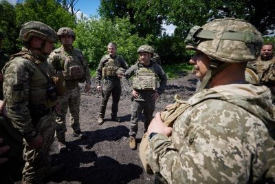 Зеленський на передовій пообідав у солдатській їдільні та вручив подарунки Зеленський на передовій пообідав у солдатській їдільні та вручив подарунки