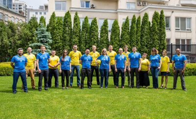 Сотрудники посольства США примеряли скандальную форму сборной Украины