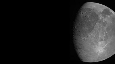 Кратеры от метеоритных ударов: в NASA показали фото крупнейшего спутника Солнечной системы