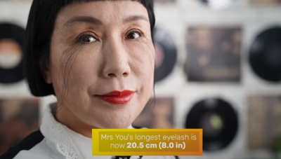 Уникальная девушка: китаянка отрастила 20-сантиметровые ресницы и попала в Книгу рекордов Гиннеса