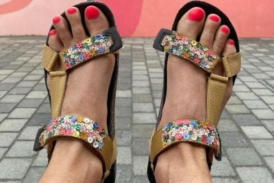 У моду на літо 2021 увійшли стильні та неймовірно зручні жіночі сандалі на липучках