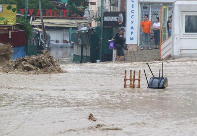 У Криму потужні зливи викликали потопи та схід селевого потоку