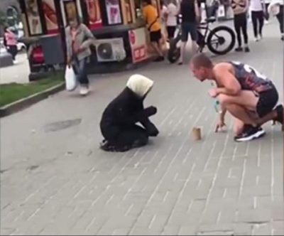 Носи вуса - не бійся: у Києві викрили вусатого чоловіка, який прикидався жебрачкою