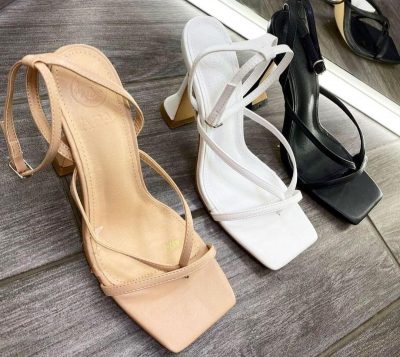 У моду на літо 2021 повернулися незвичайні босоніжки-стрінги в стилі 90-х