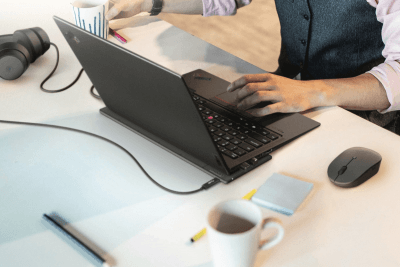 У Lenovo придумали, як додати бездротову зарядку майже в будь-який ноутбук