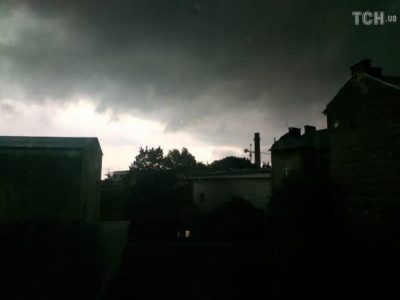 Різко стало темно: на Львів налетіла аномальна буря, в місті армагеддон