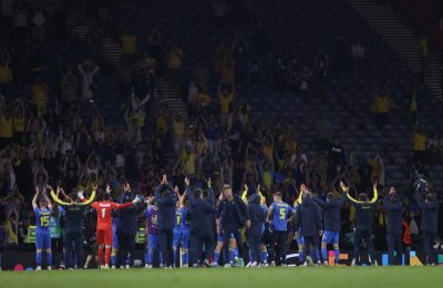 Сльози, танці в роздягальні і голий фанат на полі: як футболісти відсвяткували перемогу над Швецією