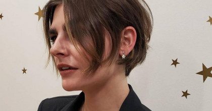 В моду на лето 2021 вернулась потрясающая стрижка укороченный боб в стиле неугомонных 90-х