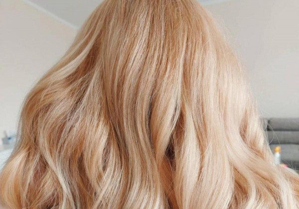 Наймодніше фарбування волосся на літо 2021: теплий блонд у стилі 60-х і французький мокко