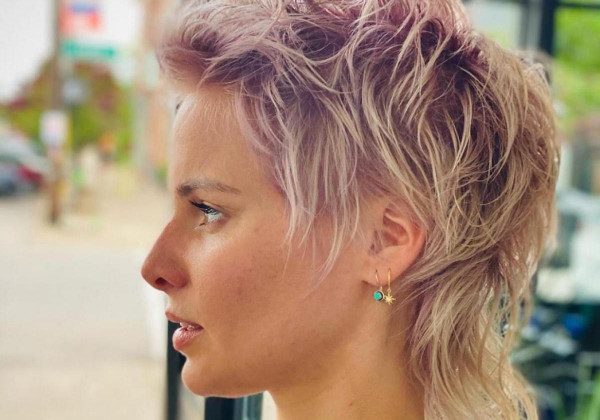 У моді надзвичайна жіноча стрижка маллет в стилі строкатих "вісімдесятих"