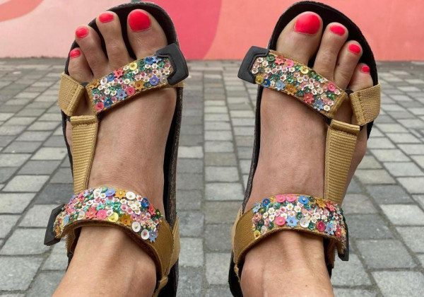 У моду на літо 2021 увійшли стильні та неймовірно зручні жіночі сандалі на липучках