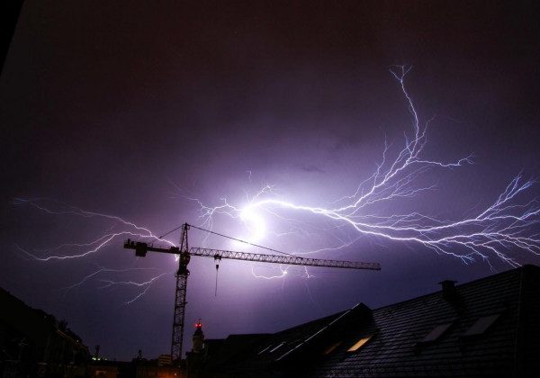 Справжній апокаліпсис: Україну накрив ураган і шквальний вітер з градом