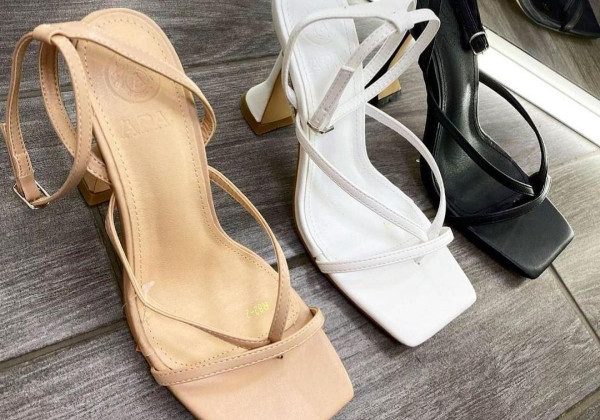 У моду на літо 2021 повернулися незвичайні босоніжки-стрінги в стилі 90-х