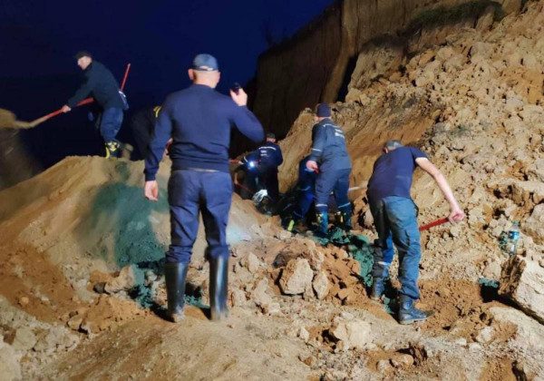 На березі моря в Одеській області стався зсув: людей під завалами шукали всю ніч