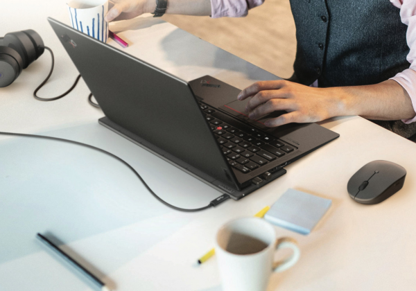 У Lenovo придумали, як додати бездротову зарядку майже в будь-який ноутбук