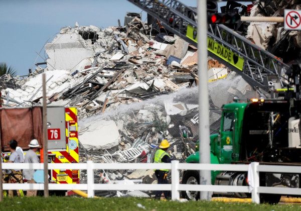 У США впав житловий 12-поверховий будинок: є жертви, 99 людей зникли