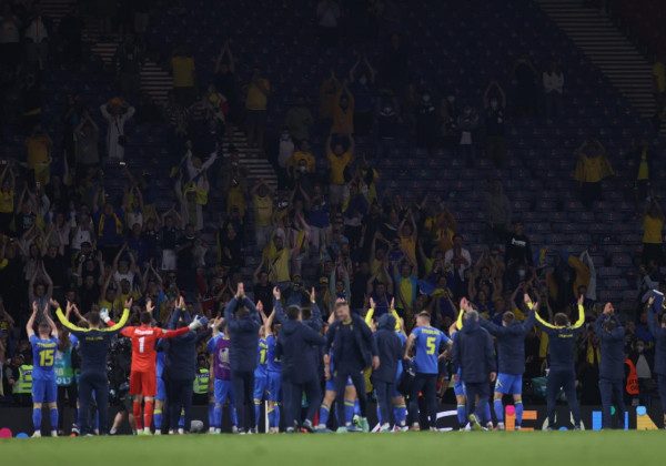 Сльози, танці в роздягальні і голий фанат на полі: як футболісти відсвяткували перемогу над Швецією