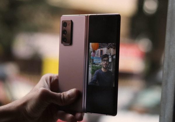 Складаний смартфон Samsung Galaxy Z Fold3 показали з усіх боків