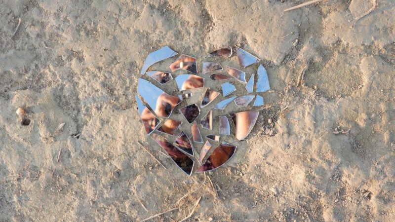 Почему нельзя смотреть в зеркало ночью: приметы, которые уберегут от несчастья