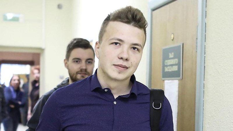 "Товарищ майор живет этажом ниже": задержанный белорусский оппозиционер Протасевич вышел в соцсети