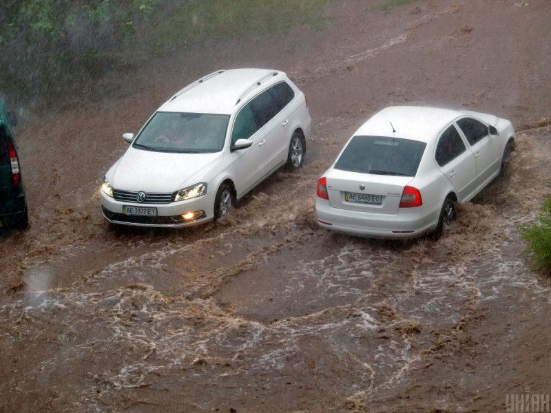 Харьков залило и притрусило градом, и "поплыл" Херсон