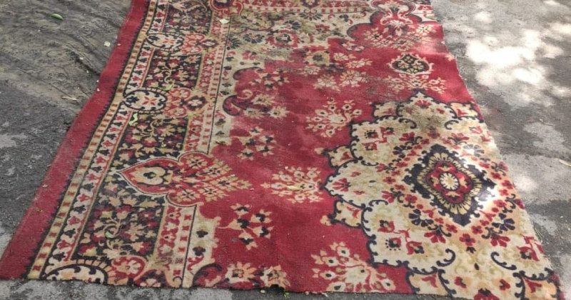 Їх ворсинки: у Києві ями у дворі "залатали" килимами