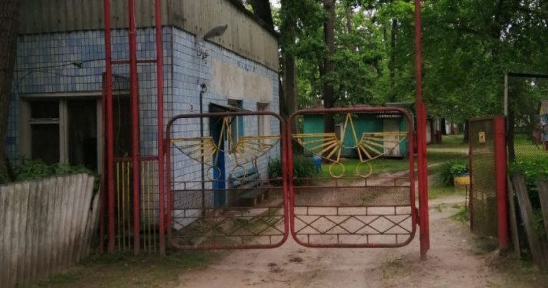 На Киевщине двое детей провалились в выгребную яму: появились невероятные подробности о семье